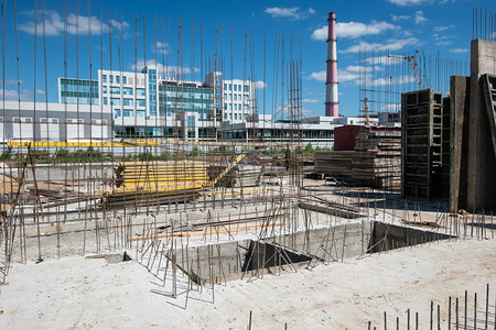 在太阳日建造一座高楼大的建筑工地上图片