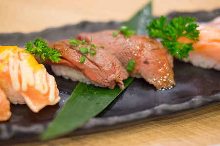 日本食物以不同种类的寿司日本食品图片