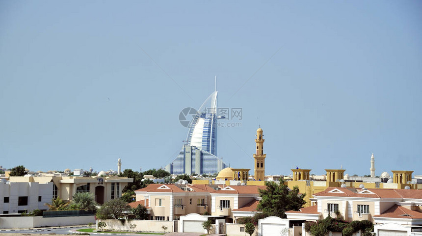 迪拜天空线与Jumeirah上的BurjAlArab旅馆的景象是背景图片