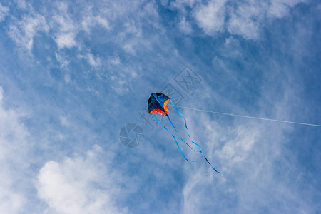 风筝在明亮的蓝云中飞翔自由飞行图片