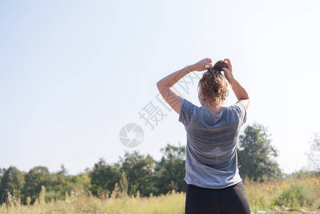 青年妇女享受健康的生活方式图片