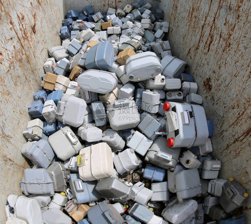 垃圾填埋场中的大型生锈容器几乎图片