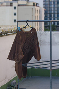 棕色衬衫挂户外衣服图片