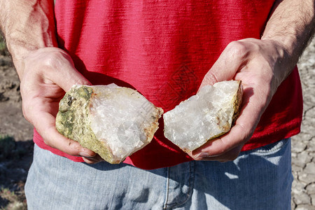 石英晶石块在手图片