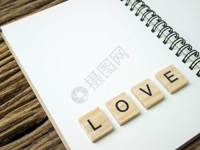 爱情词在木制立方体和笔记本在木制图片