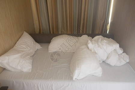 酒店的床单和枕头乱七八糟图片
