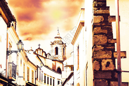日落时葡萄牙中世纪城市古老建筑在狭图片