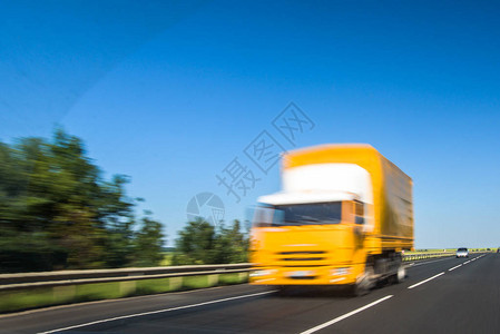 公路上运输卡车图片