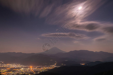夜间的富士山和甲府市图片