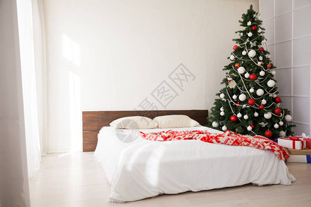 圣诞树室内卧室和床与图片