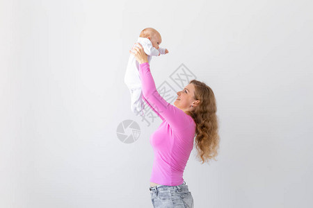 母儿童和婴儿概念母亲和她刚出生的婴儿在白色背图片