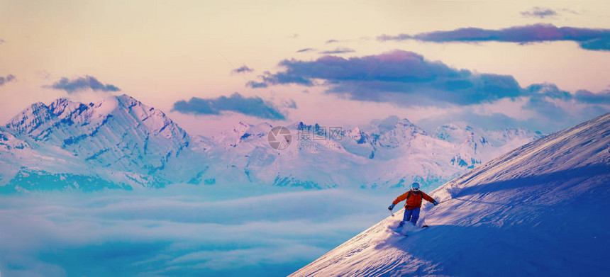 在美丽的冬雪MtFort滑雪图片