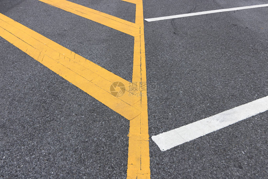 沥青停车的黄色细节线图片