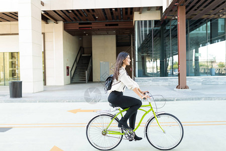 女专业骑自行车保护城市环境图片