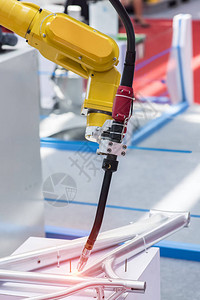 金属焊接作业机器人图片