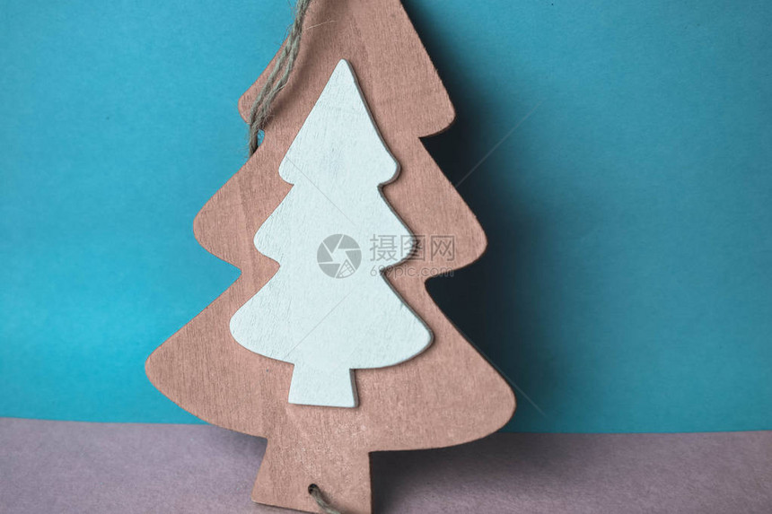 新年节庆圣诞美丽明亮的多色快乐的蓝白色背景和小玩具木头自制可爱的圣诞树图片