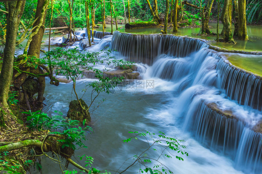 泰国Kanchanaburi省HuayMaeKhamin瀑图片