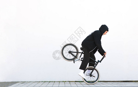 Bmx骑手在白色背景的自行车前轮上图片
