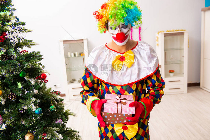 圣诞节庆祝概念中的滑稽小丑图片