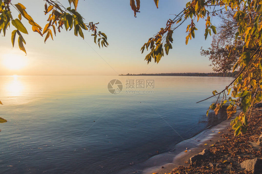 水面的风景海岸日落horizon图片