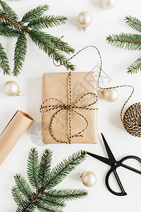 圣诞节新年节日配有装饰礼品盒白色背景的fir树枝图片