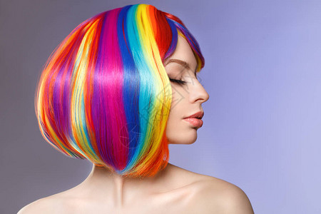 女人的头发作为颜色飞溅彩虹起来做短发美丽的年轻女孩模型与发图片