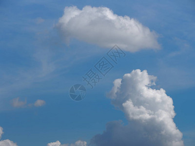 在蓝天美丽的背景白云图片