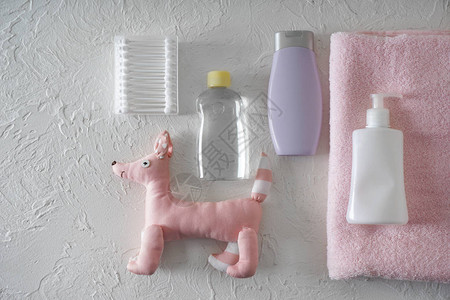 白色背景婴儿用毛巾棉签和化妆品玩具图片