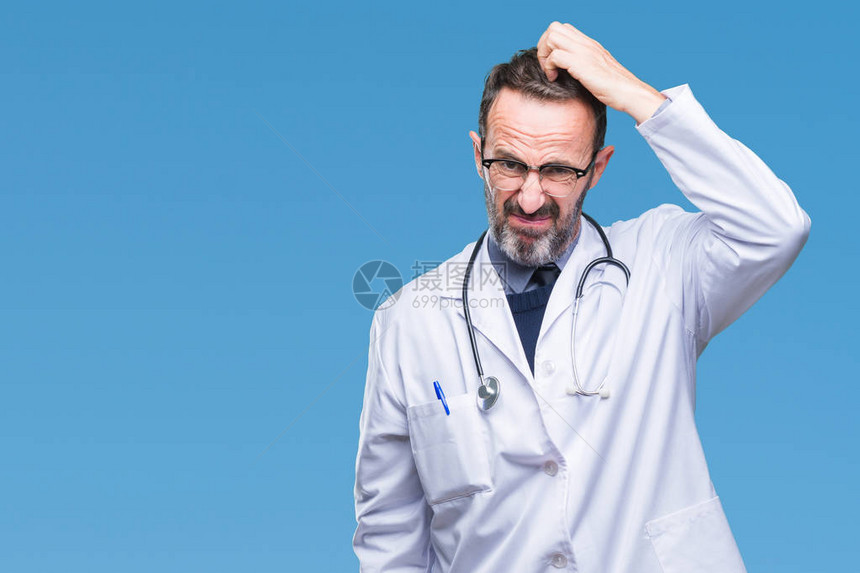 身穿医疗制服的中年老白发医生孤立的背景使人对问题感到困惑和疑惑图片