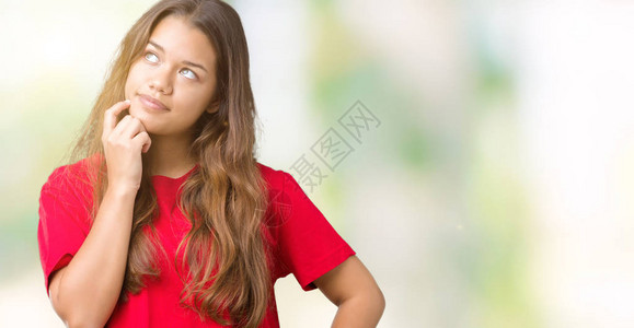 年轻漂亮的黑发女人穿着红色图片