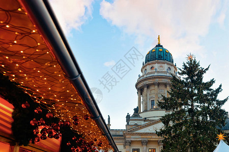 德国冬季柏林市Gendarmenmarkt的圣诞市场图片