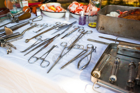 桌子上的旧医疗器械和工具图片
