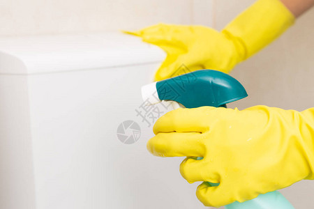 佩戴卫生手套清洁洗器的人持有的消毒喷雾有选择图片