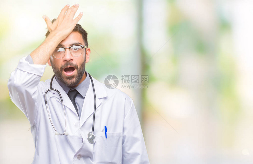 成年西班牙裔医生在与世隔绝的背景下因错误而惊讶地用手捂着头图片