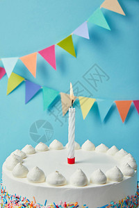 蜡烛在美味的生日蛋糕上图片