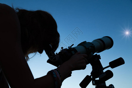 用望远镜看星的女人图片