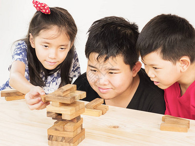 儿童玩Jennga木块塔游戏练习体图片