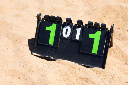 在夏季沙滩上贴近运动排球记分牌得分领图片