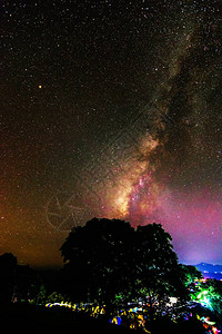 与多彩银河的夜景图片