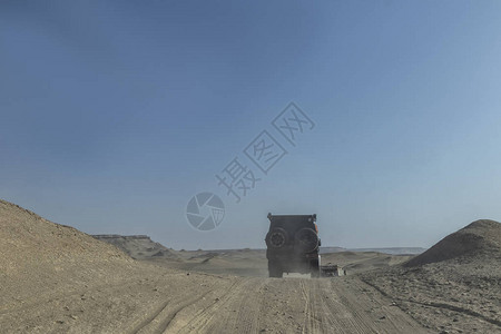 纳米贝沙漠峡谷的沙路上的四轮驱动汽车图片