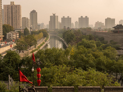 西安市城墙边的摩亚和背景图片