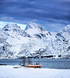 在挪威湾的渔船挪威罗弗敦群岛上的山脉挪威冬季美图片
