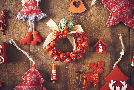 圣诞背景在黑暗木板上设置许多不同的红胸和古董玩具圣诞节准备概念Y图片