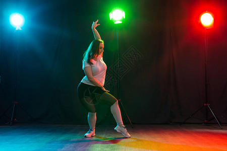 嘻哈爵士放克tecktonikwaacking恍惚和街舞概念漂亮的女人在黑暗的背景下背景图片