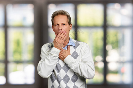 男人在模糊的背景下咳嗽男人咳嗽发作过敏或哮喘症状图片