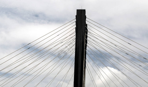 云层环绕的桥梁钢缆图片