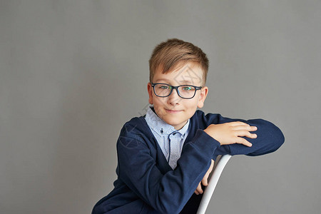 一个戴眼镜的男孩在课堂上课图片