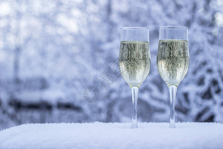 冬天背景的香槟酒杯图片