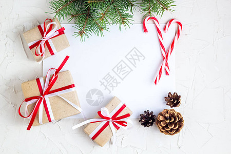 用糖果杖圣诞树枝和礼物铺图片
