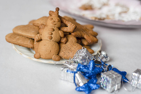 雪人圣诞树红心盘子里的星和圣诞玩具等形式的圣诞姜图片